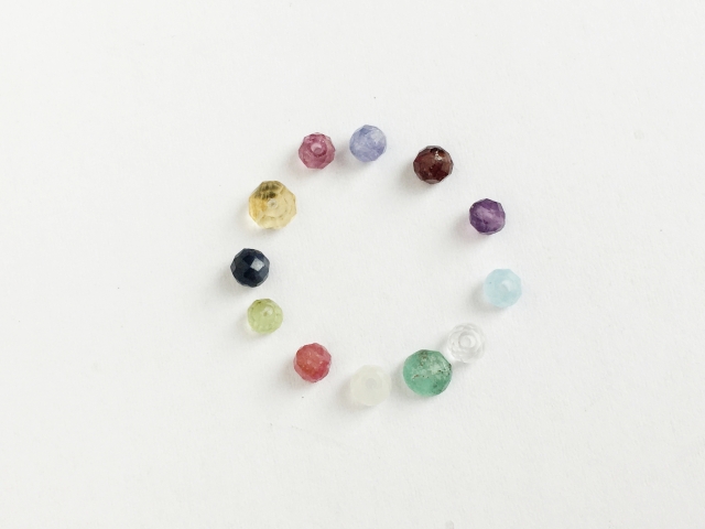 誕生花ってそもそも何？由来と誕生石との違いをわかりやすく解説